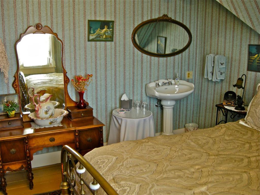 The Old Tower House Bed & Breakfast North Bend Room photo