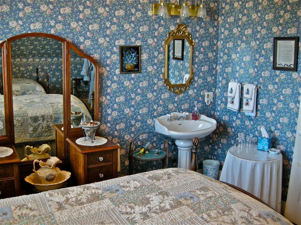 The Old Tower House Bed & Breakfast North Bend Exterior photo