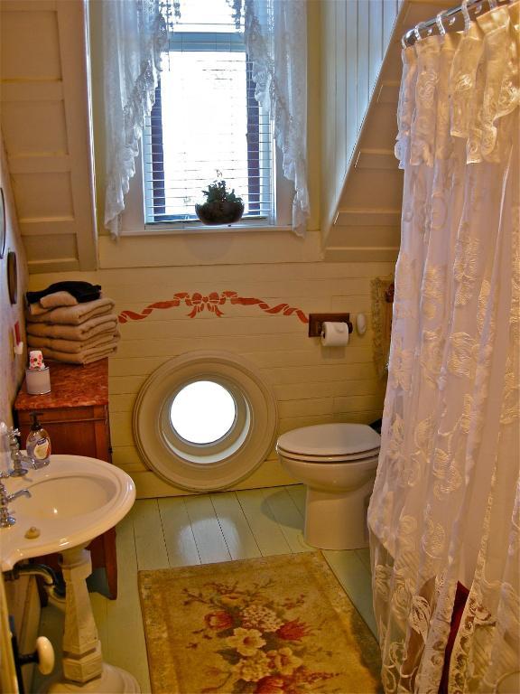 The Old Tower House Bed & Breakfast North Bend Room photo